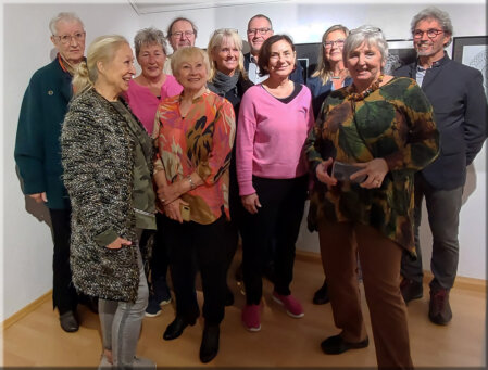 von links vorn: Jeanette Nausner, Helga Bunk, Constanze Gugg, Gisela Brechenmacher, hinten: Burgi Maurach, Tina Strobel, Herbert Hafner, Martina Riedner, Paul Seifert, die Laudatorin Ulrike Gierlinger, der Kulturreferent der Stadt Freilassing, Wolfgang Hartmann von links vorn: Jeanette Nausner, Helga Bunk, Constanze Gugg, Gisela Brechenmacher, hinten: Burgi Maurach, Tina Strobel, Herbert Hafner, Martina Riedner, Paul Seifert, die Laudatorin Ulrike Gierlinger, der Kulturreferent der Stadt Freilassing, Wolfgang Hartmann