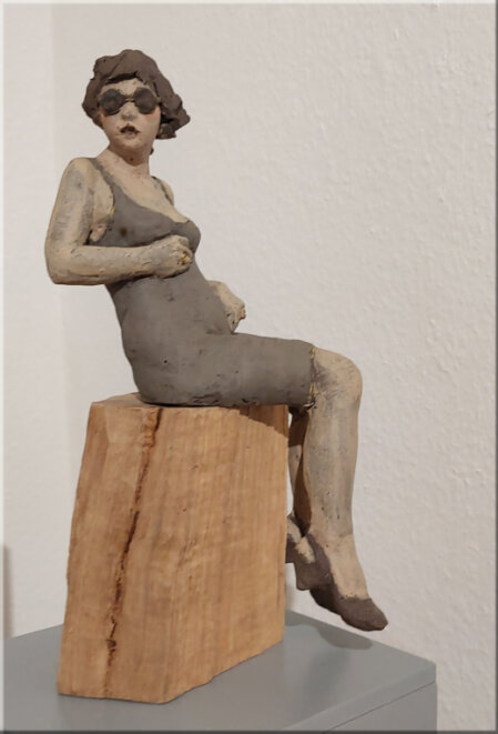 Temperamentvoll auf Holzsockel