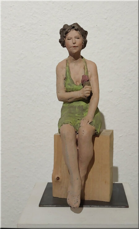 Himbeereis-Genießerin